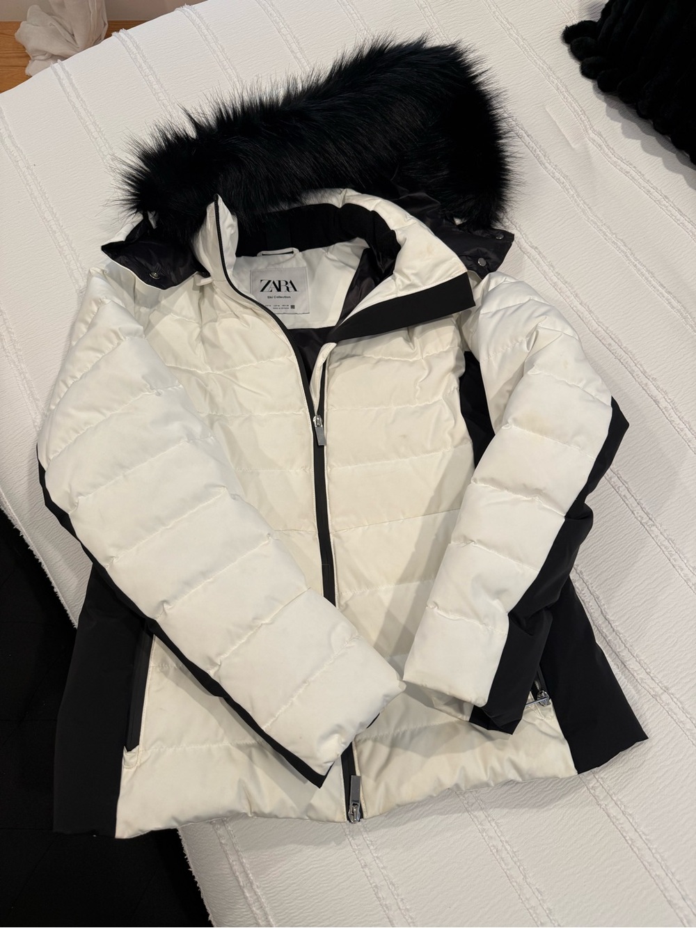 Zara White and Black Quilted Ski Jacket with Faux Fur Trim